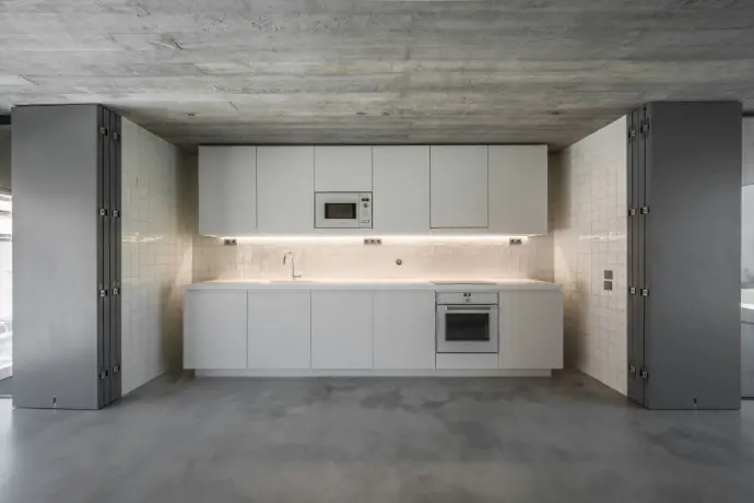 Cozinha moderna com revestimentos em microcimento