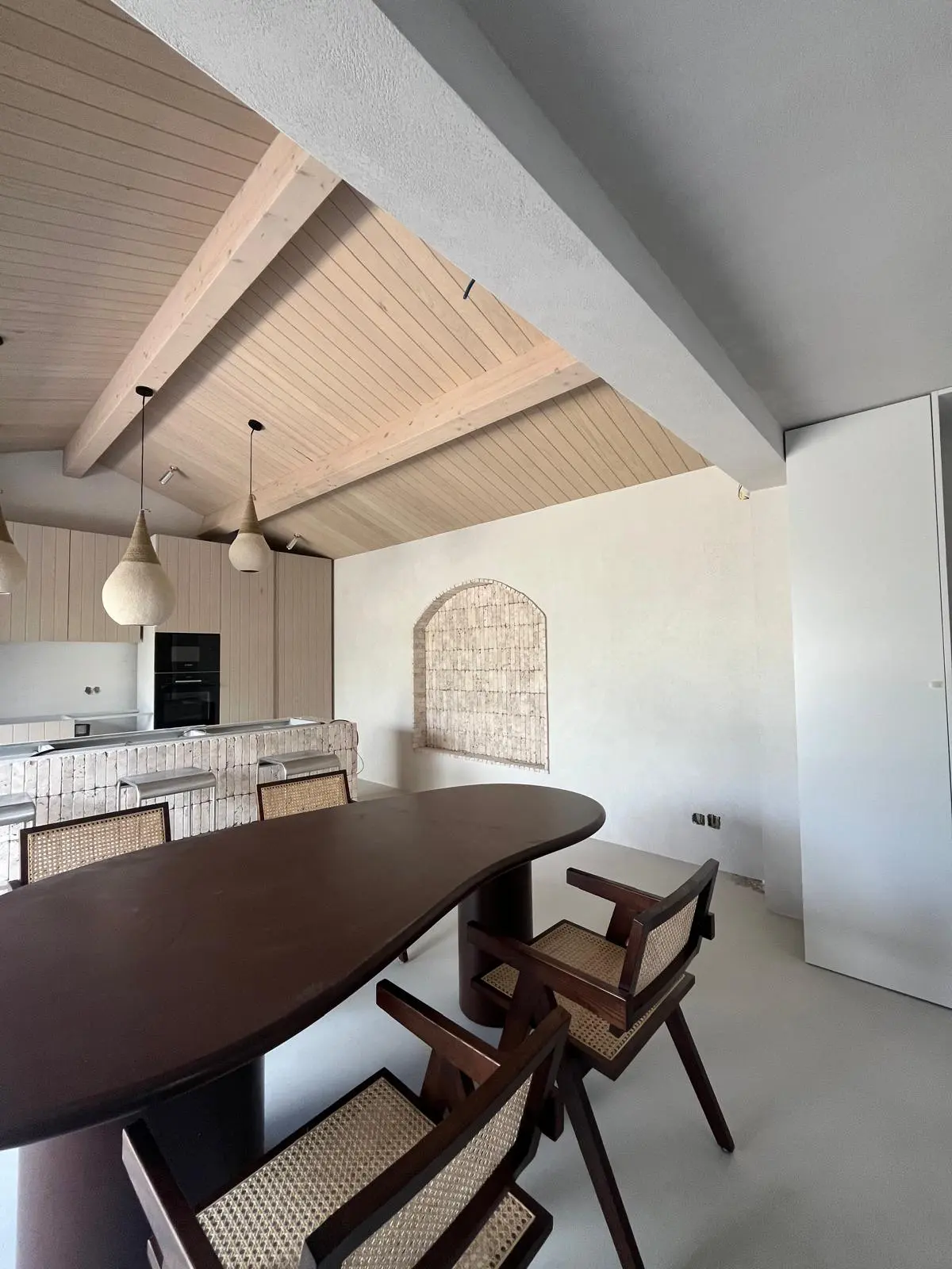 Sala numa moradia com revestimento decorativo